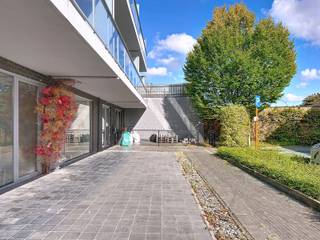 <p>In het hart van Aartselaar bieden wij u deze moderne handelsruimte aan, gelegen in een recent gebouw met een <strong>uitstekende zichtbaarheid dankzij de brede vitrine</strong>. De centrale ligging zorgt voor een constante passage, terwijl <strong>openbaar vervoer en gratis openbare parkeerplaatsen (met parkeerschijf) op minder dan 25 meter</strong> het pand extra toegankelijk maken voor klanten en bezoekers.</p>
<p>De handelsruimte is <strong>momenteel verhuurd</strong>, wat dit een <strong>interessante investeringsopportuniteit</strong> maakt met directe opbrengst. Dankzij het <strong>gunstige EPC (A-label)</strong> kan u rekenen op een energiezuinige en duurzame exploitatie.</p>
<p>Extra pluspunt: ondergronds kan u <strong>twee privatieve parkeerplaatsen bijkopen aan € 20.000</strong>.</p>
<p><strong>Troeven:</strong></p>
<ul>
<li>
<p>Centrale ligging in Aartselaar</p>
</li>
<li>
<p>Moderne uitstraling en ruime vitrine</p>
</li>
<li>
<p>Gratis openbare parkeerplaatsen (met parkeerschijf) vlakbij</p>
</li>
<li>
<p>Mogelijkheid tot aankoop van 2 ondergrondse parkeerplaatsen</p>
</li>
<li>
<p>Momenteel verhuurd: ideaal als investering</p>
</li>
<li>
<p>Gunstig EPC-label A</p>
</li>
</ul>
<p>Een instapklaar en toekomstgericht handelspand met uitstekende visibiliteit en rendement.</p>