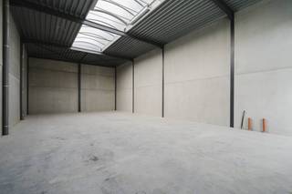 Nieuwbouw KMO-unit te koop in project Moenkouter te Moen. De unit heeft een oppervlakte van 215 m².Voorzieningen: - Parkeerplaats- Lichtstraat - Gepolierde betonvloer- Sectionale poort (ca. 4 m x 4,4 m)- Afzonderlijke toegangsdeurBent u op zoek naar bedrijfsvastgoed bestaande uit een KMO-unit te koop in Moen? Aarzel dan zeker niet om ons te contacteren op het nummer 056 21 11 11.