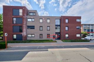 Op zoek naar een ruim en instapklaar appartement op een toplocatie? Dan is dit lichtrijke appartement met drie slaapkamers, een garagebox, twee bovengrondse staanplaatsen en een zuidwestgerichte stadstuin zeker een bezoek waard.<br /><br />Het appartement is uitstekend gelegen in het centrum van Lommel, op wandelafstand van winkels, scholen en het openbaar vervoer. Het gebouw beschikt over een lift. In de kelder bevindt zich een private garagebox en een gemeenschappelijke fietsenberging.<br /><br />Momenteel is het appartement verhuurd, waardoor het ook een interessante investering is.<br /><br />Indeling<br /><br />- Inkomhal<br />- Lichtrijke leefruimte met open keuken<br />- Berging<br />- Nachthal<br />- 3 slaapkamers<br />- Badkamer<br />- Apart toilet<br />- Zuidwestgerichte stadstuin<br /><br />Troeven<br /><br />+ Energiezuinig met EPC-label B<br />+ Uitstekende centrale ligging<br />+ Private garagebox<br />+ 2 bovengrondse staanplaatsen<br />+ Lift aanwezig in het gebouw<br />+ Ideaal als eigen woning én als investering<br /><br />Interesse?<br />Plan vandaag nog je bezoek en ontdek zelf de troeven van dit mooie appartement. Contacteer ons, wij helpen je graag verder!