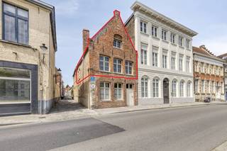 Dit lichtrijke en charmante appartement (105 m²), met 2 slaapkamers, ligt op een toplocatie aan de Langerei in Brugge, in het Sint-Gilliskwartier...