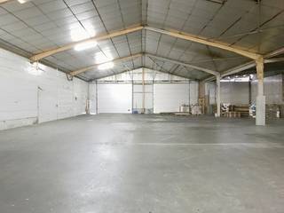 Entrepôt/atelier d'environ 2 150 m² situé dans la zone industrielle de Tielt-Zuid à Tielt.<br /><br />Spécifications :<br />- 4 portes sectionnelles - 2 sur la paroi avant, 2 sur la paroi latérale<br />- hauteur : env. 6 m<br />- sol en béton ciré<br />- lucarnes<br />- électricité <br />- éclairage<br /><br />Possibilité de louer un espace extérieur supplémentaire, adapté au stockage juste à côté de l'entrepôt.<br />