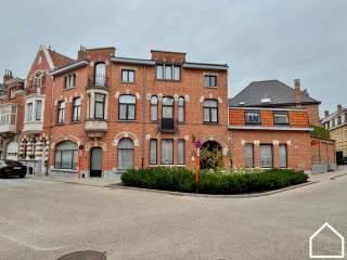 Stadscentrum Ieper – Authentiek eigendom (investeringspand).Uniek gebouw in het hart van Ieper, bestaande uit 7 instapklare...