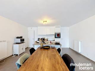 Dit charmevolle gelijkvloers appartement in Beernem biedt een perfecte combinatie van comfort en functionaliteit. Het appartement beschikt over 2 slaapkamers. De lichte leefruimte zorgt voor een warme en uitnodigende sfeer, waarin u zich meteen thuis zult voelen.<br /><br />De moderne badkamer is uitgerust met een dubbele lavabo en een inloopdouche. Daarnaast beschikt het appartement over een praktische indeling die het dagelijkse leven vergemakkelijkt. Dankzij de goede isolatie en kwalitatieve afwerking geniet u hier van een energiezuinig appartement.<br />In de tuin kunt u in alle rust genieten. <br /><br />Gelegen in Beernem, bevindt u zich dichtbij alle faciliteiten zoals winkels, scholen en openbaar vervoer. Dit appartement is perfect voor wie wil wonen in een aangename en bereikbare omgeving, met alle comfort binnen handbereik. Een uitstekende kans om een duurzame woonplek te bemachtigen.<br /><br />Mogelijkheid tot het bijhuren van een garage voor €60 of een standplaats voor €25.