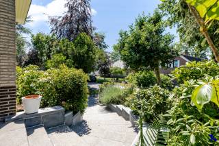 Welcome to Berlare!<br /><br />Are you looking for a characterful property in a quiet prime location, surrounded by greenery? <br />Then this exceptional villa is exactly what you’re looking for!<br /><br />With a usable living area of approximately 198 m² and 5 bedrooms, this home offers plenty of space for the whole family. Over the years, the property has been meticulously maintained and updated to meet modern comfort standards.<br /><br />The elevated living floor features a spacious entrance hall, a bright living room with adjoining veranda, a fully equipped kitchen, two bedrooms, and a bathroom. Upstairs, you’ll find three more bedrooms, a second bathroom, and a versatile living area with access to a pleasant terrace.<br /><br />The lovely garden and sunny terrace make for perfect relaxing spots, allowing you to enjoy the peaceful green surroundings and privacy this home provides. Ample parking is available on the property, along with a well-maintained walkway leading to the front door.<br /><br />Comfort-wise, the house scores highly with an EPC label C, central heating on natural gas via a high-efficiency boiler, double-glazed windows, and shutters all around. The slate roof has been renewed and insulated, and the cavity walls have also been insulated. Multiple air conditioning units add extra comfort during warm summer days.<br /><br />A major advantage is the spacious garage and storage level of approximately 112 m². This practical space includes two indoor garages of around 23 m² and 30 m², a laundry room, and various storage areas. With a comfortable ceiling height of about 2.5 meters, this level offers numerous possibilities for extra storage, a hobby room, or even a home business.<br /><br />Interested? <br />Contact our office at info@hiro.be or 03 230 00 14 and discover if this can be your new home!