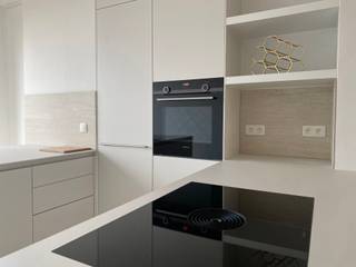 <p>Ontdek deze exclusieve penthouse op de vijfde verdieping van de nieuwbouwrealisatie “Scheldehof” op Nieuw Zuid, ontworpen door toparchitect Max Dudler.<br /><br />Het appartement bevindt zich op een absolute toplocatie, omgeven door tal van trendy restaurants zoals Misera en Nebo, de bekende bakkerij Dellafaille, vooraanstaande kunstgalerijen en de recent vernieuwde Scheldekaaien met hun prachtige wandelboulevard langs het water.<br /><br />De ruime leefruimte geniet van een optimale lichtinval dankzij de grote raampartijen en biedt toegang tot een terras van ca. 12 m² met uitzicht op de Schelde.<br /><br />De volledig geïnstalleerde open keuken is naadloos afgewerkt in een modern, greeploos design en uitgerust met alle nodige toestellen: vaatwasser, inductiekookplaat met geïntegreerde afzuiging, spoelbak, koelkast, vriezer en combioven.<br /><br />De slaapkamer heeft eveneens zicht op de Schelde en een aansluitende badkamer met inloopdouche en dubbele lavabo en toilet.<br /><br />Op de tweede verdieping bevindt zich een mezzanine met aansluitend een zuidgericht dakterras van ca. 20 m², opnieuw met prachtig uitzicht over de Schelde.<br /><br />In de inkomhal is een apart gastentoilet, een berging met aansluiting voor wasmachine, verder voorzien de ingewerkte maatkasten voldoende ruimte voor dressing. <br /><br />Een ondergrondse autostaanplaats met laadpaal is bij te huren aan 150 Euro per maand. <br /><br />EPB in opmaak – label A<br /><br />Gemeenschappelijke lasten: 140 Euro per maand.<br />De nutsvoorzieningen warmtenet-zuid, water en elektriciteit zijn privé op te nemen door de huurder.<br /><br />Onmiddellijk beschikbaar.</p>