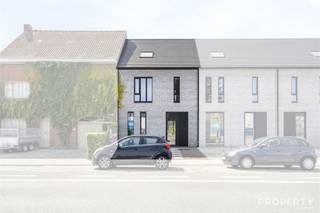INSTAPKLARE WONING MET 4 SLAAPKAMERS Indeling: Inkomhal met gastentoilet, ruime lichtrijke leefruimte met open keuken, extra ruimte die kan dienen...
