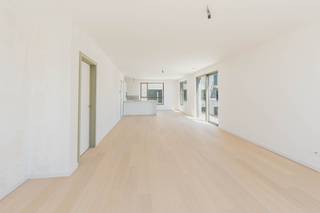<p>Ben je op zoek naar een ruim, instapklaar nieuwbouwappartement waar rust, comfort en een groene omgeving samenkomen? Dit volledig afgewerkte appartement van 120 m² bevindt zich in een autoluw binnengebied en biedt een aangename woonomgeving, omringd door groen.</p><p>De lichtrijke leefruimte met grote raampartijen zorgt voor een open en ruimtelijk gevoel en sluit naadloos aan op het zonnige terras van 11 m². Dankzij de rustige ligging in het binnengebied geniet je hier elke dag van privacy en een aangenaam groen uitzicht.</p><p>Het appartement beschikt over een moderne open keuken, twee volwaardige slaapkamers, een stijlvolle badkamer en een praktische berging. De kwalitatieve afwerking en doordachte indeling zorgen ervoor dat je zonder zorgen meteen kunt verhuizen.</p><p>Ook op vlak van energie scoort dit appartement uitstekend. De moderne, energiezuinige technieken zorgen voor een aangenaam wooncomfort en een lage energiefactuur, zodat je klaar bent voor de toekomst.</p><p>De centrale ligging vormt een extra troef. Je woont in een rustige, groene omgeving, terwijl winkels, scholen, openbaar vervoer en belangrijke invalswegen zich op korte afstand bevinden.</p><p>Extra comfort wordt voorzien door de ondergrondse parkeergarage. Een ondergrondse autostaanplaats dient afzonderlijk aangekocht te worden, zodat de bovengrondse omgeving volledig groen, veilig en autoluw blijft.</p><p>De verkoop gebeurt deels onder het btw-stelsel en deels onder registratierechten.</p><p>Interesse in dit instapklare nieuwbouwappartement? Contacteer ons voor meer informatie of plan een bezoek ter plaatse.</p>