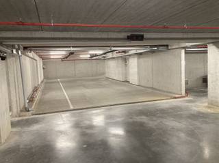 <p>PLACE DE PARKING A LOUER dans la résidence SAFFROU UV 3 "Parkzicht" à Blekerijstraat 46 à 9700 Oudenaarde.</p><p>Vous avez du mal à trouver un parking à Audenarde ? <br />Cette place de parking souterrain est à louer.</p><p>Le prix est de 78 €/mois + 2 €/mois de charges communes<br /><br />Intéressé ? <br />Demandez une visite ou des informations via notre site web www.immodhondt.be </p>