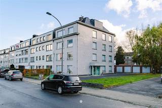 A la recherche d'un investissement stable et de qualité ? Cet immeuble bien entretenu comprenant 4 appartements et 4 garages est un complément idéal...