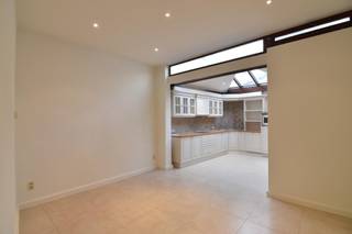 Goed gelegen gelijkvloersappartement in het centrum van Brugge, op wandelafstand van de Markt, De Dijver, scholen, winkels,...<br /><br />Volgende woonindeling : inkom, slaapkamer vooraan met grote dressing, ingerichte leefkeuken, berging, gang met gastentoilet, lichtrijke zit- en eetruimte met zicht op de lichtrijke stadstuin. <br />Vanuit de leefruimte is er nog een vaste trap naar boven waar de tweede slaapkamer met badkamer (lavabo - toilet en inloopdouche) is.<br /><br />Op heden nog bewoond en verhuurd.<br /><br />Wenst u graag meer informatie of een bezichtiging in te plannen? Contacteer ons via info@futurimmo.be of 0470 50 50 50.