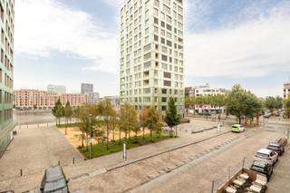 <p>Op absolute toplocatie op het Eilandje bevindt zich dit uitzonderlijk loft- appartement in een karaktervol brutalistisch gebouw. Dit appartement is een uitgelezen kans voor wie zoekt naar een instapklare woning in een levendige omgeving, met alle voorzieningen van de bruisende stad Antwerpen binnen handbereik. Het uitzonderlijk zicht geeft geeft een dagelijks gevoel van rust en ruimte.<br /><br /><strong>Indeling: </strong><br />Het appartement is zowel op energetisch vlak als op bouwtechnisch vlak doordacht gebouwd en biedt flexibele mogelijkheden qua indeling.<br />De open indeling wordt gekenmerkt door een lichte woonkamer die naadloos overgaat in de volledige geïnstalleerde keuken en samen genieten van een prachtig zicht op het water. Het zichtbare betonnen plafond geeft het interieur een architecturale uitstraling. De slaapkamer biedt een serene ruimte om tot rust te komen met aansluitend een gezellig terras welke visueel bij de leefruimte betrokken wordt door het betegeld gangpad. Op het terras geniet je van de namiddag en avondzon. De moderne badkamer bestaat uit een ligbad, douche en aansluiting voor de wasmachine en droogkast. <br /><br /><strong>Bijzonderheden:</strong></p>
<ul>
<li>Energielabel A -Zeer goed geïsoleerd. </li>
<li>Massieve inkomdeur met driepunts slotbeveiliging.</li>
<li>Hoge afwerkingsgraad, waaronder massief parketvloer.</li>
</ul>