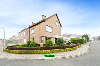 Op een uitstekende locatie in Zottegem, op wandelafstand van het centrum, scholen, winkels en openbaar vervoer, bevindt zich deze goed onderhouden gezinswoning + bouwgrond voor een halfopen bebouwing.<br /><br />De woning beschikt over een charmante inkomhal met vestiaire en gastentoilet. Verder vindt u een stijlvolle eetplaats met zithoek, een keuken en een tweede gezellige leefruimte met toegang tot het terras en de tuin. Daarnaast zijn er nog een veranda, garage en kelder aanwezig.<br /><br />Op de eerste verdieping bevinden zich drie volwaardige slaapkamers en een badkamer. De tweede verdieping omvat een vierde slaapkamer en twee zolderruimtes.<br /><br />Dankzij de degelijke constructie en het uitstekende onderhoud vormt deze woning de ideale basis voor wie op zoek is naar een renovatieproject dat volledig naar eigen smaak kan worden afgewerkt.<br /><br />De absolute meerwaarde van deze eigendom is de geplande verkaveling (reeds in aanvraag) van het perceel, waarbij het achterliggende gedeelte bestemd wordt als bouwgrond voor een halfopen bebouwing. Een unieke opportuniteit voor wie wonen en investeren wil combineren op een toplocatie nabij het centrum.<br /><br />Interesse in deze eigendom? Vraag vandaag nog uw bezoek aan! <br /><br />Denk je eraan om je woning in Zottegem of omgeving te verkopen? Neem vrijblijvend contact op met Stefanie van Immo Francois voor een gratis schatting via stefanie@immofrancois.be.<br /><br />