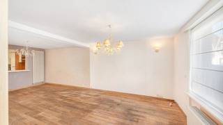 Deze woning wordt aangeboden met een STARTPRIJS : elk bod hoger dan deze startprijs, wordt voorgelegd aan de eigenaars, die al dan niet kunnen ingaan op dit aanbod.<br /><br />Rustig gelegen woning vlakbij de sportvelden van Knokke en op slechts enkele minuten wandelen van het bruisend centrum en de winkels. Uiterst centraal maar toch in alle rust en discretie. <br /><br />Het huis heeft een goede basis en kan verder geoptimaliseerd worden naar eigen wens en smaak. Geen verplichtingen dankzij het energielabel C en het asbestveilig-attest.<br /><br />Indeling: inkomhal met een aparte berging, een ruime woonkamer met plaats voor een zit- en eethoek, een grote halfopen keuken met een lichtkoepel voor extra zonlicht, een ruime badkamer met douche en bad en een apart toilet. Buiten kunt u genieten van een volledig ingesloten zonneterras waar u in alle rust kunt vertoeven uit de wind en vol in de zon.<br /><br />Op de eerste verdieping zijn er 2 enorme slaapkamers en een dressing. Mits enkele aanpassingen kunt u hier een derde slaapkamer creëren. Interessante zolderverdieping met extra mogelijkheden.<br /><br />Conforme elektriciteitskeuring, 10 zonnepanelen met thuisbatterij, overal centrale verwarming op aardgas, een vernieuwd dak, …<br /><br />Bijkomende informatie of een vrijblijvend bezoek gewenst?<br />Contacteer Sacha Vanrafelghem op GSM 0487/43.79.10.