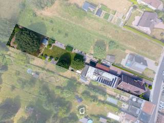 <strong>Op een uitstekende locatie in Okegem, vlakbij de N45 bevindt zich deze karaktervolle en uitstekend onderhouden villa met zalige tuin en ruime achterliggende werkplaats op een uitzonderlijk groot perceel van ca. 2.606 m². </strong>Deze veelzijdige eigendom biedt de perfecte combinatie van comfortabel wonen en professionele mogelijkheden. Dankzij de afzonderlijke werkruimte van ca. 272 m² is dit een ideale opportuniteit voor zelfstandigen, ondernemers, vrije beroepen, hobbyisten of wie nood heeft aan extra ruimte voor een atelier, opslag, praktijkruimte of andere invulling. De villa beschikt over <strong>een warme en tijdloze uitstraling</strong> en verwelkomt u via een ruime inkomhal die toegang geeft tot de <strong>lichtrijke leefruimtes.</strong> De gezellige woonkamer met salon en eetplaats vormt het hart van de woning en sluit aan bij de volledig uitgeruste keuken met voldoende werk- en opbergruimte. <strong>Op het gelijkvloers bevinden zich verder 2 ruime slaapkamers met praktische inbouwkasten, een moderne badkamer (vernieuwd in 2017), een apart toilet, een berging en een inpandige garage. De eerste verdieping biedt dankzij de ruime nachthal extra mogelijkheden als bureau, hobbyruimte of polyvalente kamer, aangevuld met 2 volwaardige slaapkamers, een 2de badkamer en een extra berging. De kelder zorgt bijkomend voor praktische opslag- en technische ruimte. </strong><strong>Buiten</strong> geniet de woning van een<strong> ruime voortuin, </strong>een brede oprit met automatische toegangspoort en <strong>voldoende parkeergelegenheid. </strong>De <strong>mooi aangelegde tuin </strong>vormt een echte troef en biedt rust, privacy en verschillende mogelijkheden om volop te genieten<strong>. Het ruime terras met buitenkeuken </strong>is de ideale plek voor gezellige momenten met familie en vrienden. Daarnaast beschikt de tuin over een buitenkeuken en aangename buitenruimtes waar ontspanning centraal staat. Achteraan bevindt zich<strong> de polyvalente werkplaats van ca. 272 m²,</strong> momenteel ingericht als praktische werk- en opslagruimte, maar met tal van mogelijkheden voor diverse activiteiten, een atelier, praktijkruimte, hobby of opslag. <strong>Technisch </strong>is deze eigendom uitgerust met centrale verwarming op stookolie, een warmtepompboiler, airconditioning, houten buitenschrijnwerk met dubbele beglazing, dakisolatie, een automatische toegangspoort én 23 zonnepanelen die bijdragen aan een energiezuiniger verbruik. Dankzij de ligging, de ruime percelen en de unieke combinatie van wonen, buitenleven en professionele mogelijkheden is dit een zeldzame opportuniteit voor wie op zoek is naar ruimte, comfort en flexibiliteit op een strategische locatie. <strong>EPC LABEL C. ELEK. CONFORM TOT 2048.</strong><br /><strong>Deze eigendom kan zowel verkocht worden via een klassieke verkoop onder registratierechten als via een verkoop van aandelen. </strong>