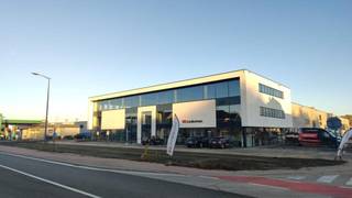 Nieuwbouw kantoren/B2B-showroom van 297 m² met 178 m² opslagruimte te koop langs én met visibiliteit van de commerciële Brusselbaan te...