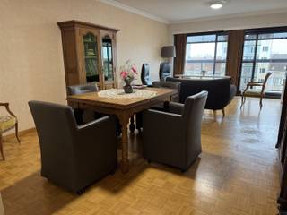 Centraal gelegen appartement op de 5de verdieping, omvattende inkomhal met 4deurs vestiairekast, living met aansluitend terras, keuken met balkon...