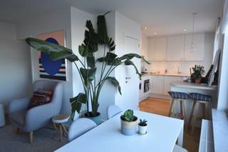 Prachtig recent <strong>gerenoveerd</strong> <strong>1 slaapkamer</strong> appartement met <strong>ruim ZW terras en prachtige uitzichten</strong>. <br /><br />Indeling: Inkomhal met ruime opbergkast. Volledig geïnstalleerde open keuken met een lichte leefruimte. 1 slaapkamer die samen met de leefruimte grenst aan het ruime zonneteras. Achteraan een badkamer met inloopdouche en toilet.<br /><br />Extra: <br /><br />-Wasmachine en droogkast inbegrepen. <br />-<strong>Kelderberging</strong> aanwezig <br />- €100 gemeenschappelijke kosten inclusief provisie voor water en verwarming
