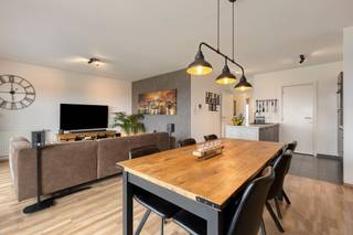 <p>Dit appartement beschikt over een lichtrijke woonkamer met open, volledig geïnstalleerde keuken. De leefruimte biedt voldoende plaats voor een gezellige zithoek en een eetplaats. Dankzij de open indeling sluiten de woonkamer en keuken mooi op elkaar aan.</p><p>Het appartement telt twee slaapkamers en twee badkamers. De eerste badkamer is uitgerust met een ligbad en twee lavabo’s. De tweede badkamer beschikt over een douche.</p><p>Ook aan opbergruimte is gedacht. Naast een afzonderlijke berging beschikt het appartement over een privatieve kelder, ideaal voor het opbergen van extra spullen.</p><p>Verder beschikt het appartement over twee terrassen, waar je in alle rust kunt genieten van de buitenlucht en even kunt ontspannen.</p><p>Een parkeerplaats wordt optioneel te koop aangeboden voor € 21.000.</p><p>Op energetisch vlak beschikt het appartement over een EPC-label B.</p><p>Interesse in dit appartement? Neem gerust contact op voor meer informatie of om een bezoek in te plannen.</p>