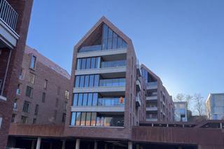 Dit stijlvolle en energiezuinige nieuwbouwappartement is gelegen op een rustige én uiterst centrale locatie. Winkels, openbaar vervoer, scholen en belangrijke invalswegen bevinden zich op wandel- of korte rijafstand. <br /><br />Het appartement beschikt over een lichtrijke open leefruimte met een moderne open keuken, voorzien van alle installaties en comfort. Dankzij de grote raampartijen geniet je van een aangename natuurlijke lichtinval en een mooi zicht op het rustige binnenplein van deze recente woonwijk. Aansluitend bevindt zich het grote, gezellige terras. Via de inkomhal bereik je de twee kamers, de badkamer en apart toilet. Tot slot is er nog een aparte berging met technische installaties en aansluiting voor wasmachine.<br /><br />Het appartement is zeer energiezuinig, reeds voorzien van lichtarmaturen en lamellen, en onmiddellijk beschikbaar. Extra troeven zijn de ondergrondse parkeerplaats, een gemeenschappelijke fietsberging en een private extra berging in de garage. De provisie voor de gemeenschappelijke kosten bedraagt €100 per maand.<br /><br />Interesse? Plan snel je bezoek met Thomas via thomas@sophimo.be of +32 499 22 99 24.