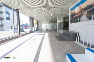 Uitzonderlijke eigendom: Handelspand + Magazijn + Appartement op te Sint-Gillis!Bent u op zoek naar een commerciële toplocatie, waar u wonen en...