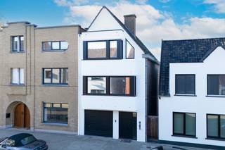 Deze opbrengsteigendom omvat twee ruime appartementen en een garage voor 3 auto's, ideaal voor investeerders die op zoek zijn naar een stabiele...