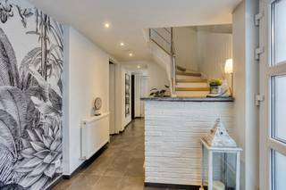 <p>This charming semi-detached end-of-row home is peacefully located at the end of a quiet dead-end street. You enter the house from the side, where the ground floor offers a practical garage, a bathroom with shower, sink and toilet, and a useful laundry corner with connections for a washing machine and dryer. From the entrance hall, stairs lead to the first floor, featuring a bright living area with dining space and an open kitchen, creating a warm and inviting atmosphere.</p>
<p>The second floor includes two bedrooms, a third room currently used as a dressing, and a second bathroom with bathtub, sink and toilet. The fully converted attic above serves as an additional spacious bedroom, surrounded by built-in cupboards for optimal storage.</p>
<p>Outside, you can enjoy the cozy terrace and the completely private garden, with no overlooking neighbours.</p>
<p>Interested? Contact We Invest Meise today at +32 2 262 45 78 to schedule a visit.</p>