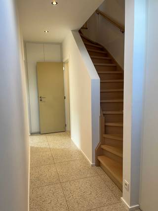 Ontdek onze prachtige instapklare halfopen woning uit 2023, gelegen in een doodlopende straat.- EPC A + (-8)- 15 zonnepanelen- Diepe zuid gerichte...