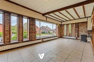 <p><span>Te renoveren woning met 3 slaapkamers op rustige doch centrale ligging in Lummen (Meldert).</span></p><p><span> </span></p><p><span>Belangrijkste troeven: </span></p><p><span>- Rustige ligging</span></p><p><span>- Tal van renovatie mogelijkheden</span></p><p><span>- Ruime kelder met inrit</span></p><p><span>- Groene omgeving</span></p><p><span>- 3 slaapkamers</span></p><p><span> </span></p><p><span>Bekijk zeker ook de afmetingen. Zo krijgt u van thuis uit al een perfect beeld van wat deze woning te bieden heeft! </span></p><p><span> </span></p><p><span>Wenst u meer info of een vrijblijvende bezichtiging, contacteer dan ons kantoor op het nummer 011 85 15 15 en wij helpen u graag verder. </span></p>