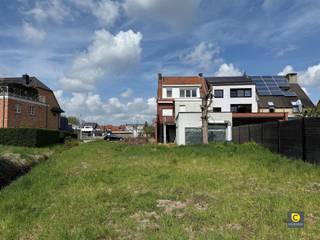  Deze ruim te renoveren woning met gevel breedte van 7 meter  bevindt zich op een zuid georiënteerde perceel van 376 m² pal in het centrum...