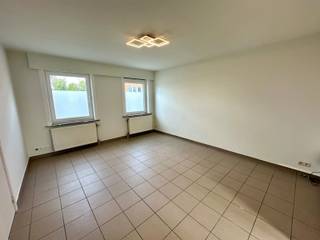 Deze gezellige woning is rustig gelegen doch in de nabijheid van winkels/warenhuizen, scholen, openbaar vervoer en verbindingswegen. Op het gelijkvloers vinden we een lichtrijke leefruimte, een apart toilet en een ingerichte keuken voorzien van een enkele spoelbak, keramische kookplaat, dampkap en koelkast. De eerste verdieping omvat een nachthal met 2 slaapkamers en een badkamer met enkele lavabo, douche, toilet en aansluiting voor wasmachine. Achteraan de woning bevindt zich een afgesloten terras met aansluitend de garage. Onmiddellijk beschikbaar! Indien u graag een bezoek wenst, aarzel niet ons te contacteren via affligem@immoaccenta.be