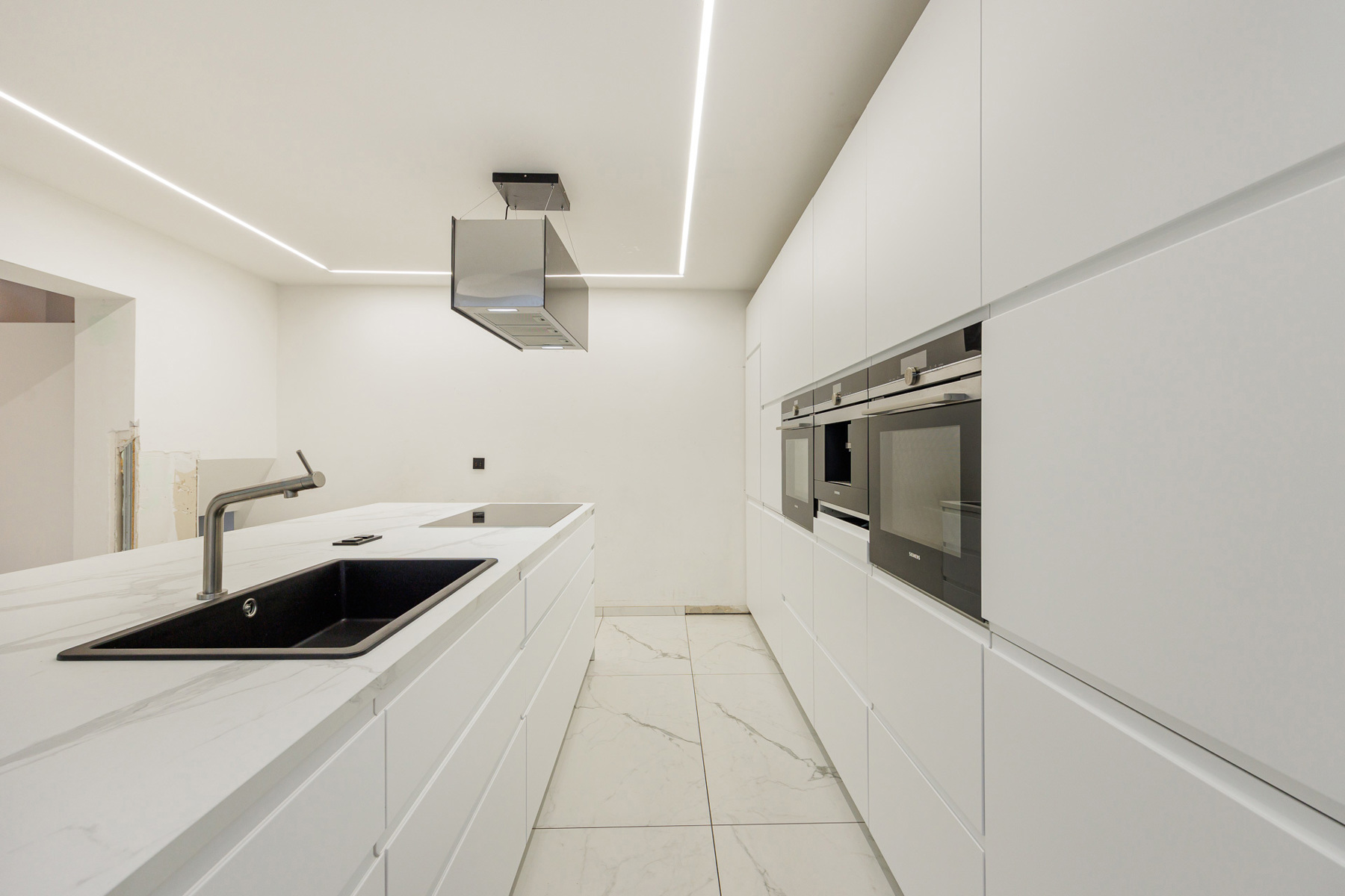 GROTENDEEL GERENOVEERDE GEZINSWONING (SPLIT-LEVEL) MET 3 SLAAPKAMERS, GROTE LEEFRUIMTE EN ZEER GUNSTIG EPC-LABEL OP EEN FIJN PERCEEL VAN 9A20CA IN GELIEFDE WOONWIJK IN HELCHTEREN - foto 3