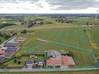 <strong>Vrijstaande woning met landbouwinfrastructuur op ca. 1 ha in Loenhout</strong><br /><br />Op zoek naar een unieke combinatie van wonen en werken in landelijke omgeving? Deze vrijstaande bedrijfswoning (ca. 180 m²) met inpandige garage en 4 slaapkamers ligt op een perceel van ca. 10.000 m². Naast de woning vind je een schuur (ca. 235 m²) en een voormalige koestal (ca. 282 m²) die perfect inzetbaar zijn voor diverse landbouw- of nicheactiviteiten. De woning is niet zonevreemd.<br /><br /><strong>Troeven</strong><br />✔️ Perceel uitbreidbaar tot max. 3 ha 55a<br />✔️ Praktische woning – gelijkvloers wonen mogelijk<br />✔️ Functionele landbouwgebouwen<br />✔️ Centrale ligging nabij E19 en station Noorderkempen<br /><br />Een uitgelezen kans voor wie landelijk wil wonen én ondernemen.<br /><br /><strong>Interesse</strong>? Contacteer Aertsen Makelaars voor meer informatie of een bezoek.<br /><br /><em>(Oppervlaktegegevens zijn louter informatief en niet bindend. Dit pand is onderworpen aan de renovatieverplichting van de Vlaamse overheid.)</em>