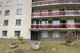 <p><span>Ruim en licht appartement met prachtig uitzicht te Evere.</span></p><p><span> </span></p><p><span>Dit smaakvolle appartement op de 5de verdieping, met zicht op het park, biedt alles wat u nodig heeft voor comfortabel wonen. Het appartement beschikt over een lichtrijke living met terras, twee ruime slaapkamers (één ideaal als hoofdslaapkamer en de tweede als logeer- of werkkamer), een badkamer voorzien van een bad/douchecombinatie en wastafel en een moderne, volledig ingerichte keuken. De inkomhal met vestiaire biedt praktische opbergruimte en er is ook  een aparte wc. </span></p><p><span>Daarnaast beschikt het appartement over een garagebox onder het gebouw, wat veilig en gemakkelijk parkeren mogelijk maakt en een kelder voor extra opbergruimte. Gelegen in Evere, een levendige buurt met alle voorzieningen zoals winkels, scholen en openbaar vervoer binnen handbereik, is dit appartement ideaal voor wie comfortabel en centraal wil wonen.</span></p><p><span> </span></p><p><span>De maandelijkse lasten zijn voorschotten op de algemene lasten en privatieve verwarming.</span></p><p><span> </span></p><p><span>Contacteer ons snel voor een bezoek en ontdek uw nieuwe thuis! Tel 078/48 47 00 of mail naar info@ap-p.be</span></p><p><span>Bekijk ons volledig aanbod op www.ap-p.be</span></p><p><span> </span></p><p><span> </span></p>