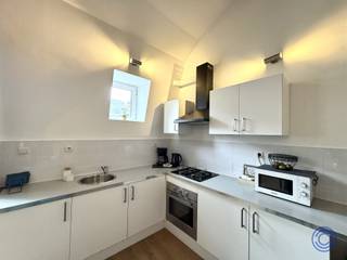 <p><span>Informatie appartement</span></p><p><span>Dit instapklare en volledig gemeubelde appartement van ca. 64 m² bevindt zich in het centrum van Antwerpen, op wandelafstand van zowel de Groenplaats als t Zuid. Het appartement ligt op de 3e verdieping en omvat een lichtrijke leefruimte met open keuken, een ruime slaapkamer ca.12 m² en een badkamer met douche-in-bad, lavabo en toilet. Het is volledig ingericht en voorzien van een dubbel bed, tv, kasten, zetel, tafel en stoelen, servies, kookgerei en bed- en badlinnen. Het appartement is per direct beschikbaar en kan zowel voor KORTE termijn (enkele maanden) als voor LANGERE termijn (vanaf 1 jaar) gehuurd worden. Bij een huurperiode van enkele maanden bedraagt de huurprijs 2.350 euro per maand, inclusief nutsvoorzieningen, wifi en gemeenschappelijke kosten. Voor een huurperiode vanaf 1 jaar geldt een maandelijkse huurprijs van 1.900 euro, eveneens inclusief alle voorzieningen. Belangrijk om te vermelden is dat er gewerkt wordt met een contract naar gemeen recht en dat het appartement enkel wordt aangeboden als tweede verblijf, waarbij de huurder zijn hoofdverblijf elders heeft.</span></p><p><span> </span></p><p><span>Indeling</span></p><ul><li><span>Een leef- en eetruimte met hoge plafonds.</span></li><li><span>Open keuken, ingericht met een oven, lavabo, gasvuur, dampkap, koelkast met vriesvak en microgolfoven.</span></li><li><span>Een badkamer op tegelvloer met douche-in-bad, toilet en enkele lavabo. </span></li><li><span>Zeer ruime slaapkamer ca. 12m². </span></li></ul><p><span> </span></p><p><span>Extra's</span></p><ul><li><span>Overal voorzien van verlichting en gordijnen. </span></li><li><span>Meubels: dubbel bed, tv, kasten, servies, potten en pannen, zetel, tafel, stoelen, bed- en badlinnen, etc.</span></li></ul><ul><li><span>EPC: label B </span></li><li><span>Elektrische keuring: conform AREI.</span></li></ul><p><span> </span></p><p><span>Huur informatie</span></p><ul><li><span>Beschikbaarheid: onmiddellijk</span></li></ul><ul><li><span>Verplichte aansluiting brandpolis door huurder.</span></li><li><span>Huurcontract naar gemeen recht met opzegmogelijkheid voor verhuurder en huurder met een opzegtermijn van 1 maand.</span></li></ul><p><span> </span></p><ul><li><span>Korte termijn (< 1 jaar): </span></li></ul><p><span>- Huurprijs: 2.050 EUR/maand + 300 EUR/maand forfaitaire kosten voor verbruik nutsvoorzieningen, gemene delen en gebruik van wifi. </span></p><p><span>- Waarborg: 1 maand huur (o.b.v. 2.050 EUR EUR)</span></p><p><span>- Ingaande plaatsbeschrijving + inventaris meubels: onderling (kosteloos) </span></p><p><span> </span></p><ul><li><span>Lange termijn (vanaf 1 jaar): </span></li></ul><p><span>- Huurprijs: 1.600 EUR/maand + 300 EUR/maand forfaitaire kosten voor verbruik nutsvoorzieningen, gemene delen en gebruik van wifi. </span></p><p><span>- Waarborg: 3 maanden huur (o.b.v. 1.600 EUR)</span></p><p><span>- Ingaande plaatsbeschrijving + inventaris meubels: 275 EUR excl. 21% BTW.</span></p><p><span> </span></p><p><span>Gebouw</span></p><ul><li><span>Pand gerenoveerd in 2011, bestaande uit een kelder, handelsgelijkvloers en 3 verdiepingen.</span></li><li><span>Geen lift aanwezig. </span></li></ul><ul><li><span>Parlofoon aanwezig.</span></li></ul><p><span> </span></p><p><span>Ligging</span></p><ul><li><span>In de gegeerde Sint-Andrieswijk, in het midden van de Nationalestraat! </span></li><li><span>Openbaar vervoer voor de deur. </span></li><li><span>Trendy winkelstraten, cafés en restaurants in de directe omgeving.</span></li></ul><p><span> </span></p><p><span>De informatie in deze prospect is ter informatieve titel: de kandidaat-huurders moeten hun eigen zaak maken van het verkrijgen, controleren en interpreteren van deze informatie.</span></p><p><span> </span></p><p><span> </span></p><p><span> </span></p>