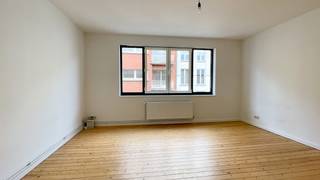 <p>Appartement lumineux d’environ 64 m² situé au deuxième étage d’une petite résidence dans la Welvaartstraat. Emplacement de premier choix dans le quartier branché et animé du Zuid, à proximité de la Marnixplaats. L’accessibilité est excellente grâce à la proximité des transports en commun, des principaux axes routiers et des Leien.<br /><br />Vous entrez dans un séjour lumineux situé à l’arrière de l’appartement, au calme, avec accès à une agréable terrasse orientée plein sud. L’espace de vie est divisé en deux zones distinctes, idéales pour aménager un coin salon et une salle à manger.<br /><br />La cuisine attenante est équipée de tous les appareils encastrés nécessaires : un lave-vaisselle, une plaque de cuisson vitrocéramique, un four et un réfrigérateur avec compartiment congélateur. Une machine à laver est également prévue. Derrière la cuisine se trouve la salle de bains, équipée d’un WC, d’une douche et d’un lavabo.<br /><br />La spacieuse chambre à coucher est située à l’avant de l’immeuble et bénéficie d’une abondante lumière naturelle grâce à sa large baie vitrée.<br /><br />Une cave privative est comprise dans le loyer.<br /><br />Charges communes : 60 € par mois.<br />Forfait pour la consommation privative d’eau : 45 € par mois.<br />Les contrats de gaz et d’électricité sont à souscrire séparément par le locataire.<br /><br />Disponible à partir du 1er juillet 2026.</p>