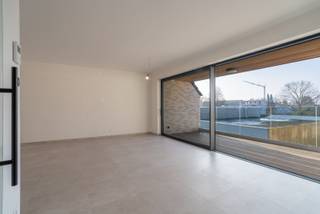 Ontdek deze 7 prachtig afgewerkte nieuwbouwappartementen op een toplocatie in het centrum van Avelgem. Elk appartement is instapklaar en afgewerkt met hoogwaardige materialen, zodat u geniet van maximaal wooncomfort. Deze moderne wooneenheden zijn uitgerust met de nieuwste technologieën, waaronder vloerverwarming voor optimaal comfort, een energiezuinige warmtepomp, een ventilatiesysteem D voor een gezond binnenklimaat en zonnepanelen voor een duurzame toekomst.<br /><br />Dankzij hun ligging en afwerking zijn deze appartementen niet alleen ideaal om zelf in te wonen, maar ook bijzonder interessant als investering. Met een indicatief rendement van 12,55%* bieden ze een uitstekende opportuniteit voor wie op zoek is naar een waardevaste en zorgeloze belegging. (*afhankelijk van uw persoonlijke situatie)<br />Wij nemen graag de tijd om u individueel advies te geven, zodat u precies weet welke mogelijkheden deze investering u kan bieden.<br /><br />Wonen in stijl én energiezuinig, of investeren met een aantrekkelijk rendement? Mis deze unieke kans niet en contacteer ons vandaag nog voor meer informatie of een bezoek.