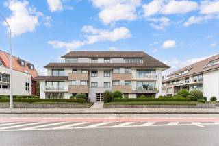 <p>Garagebox te koop op een uitstekende locatie in Nieuwpoort-Bad. Op wandelafstand van de dijk, winkels en restaurants. De garage is vlot bereikbaar, biedt ruime inrijmogelijkheden en is in goede staat. Geschikt voor eigen gebruik of als investering. D 5m61 x B 2m85, privé poort H 2m06 x B 2m65.<br /><strong><u><span><span>Privé poort uitgerust met afstandsbediening</span></span></u></strong></p>
<p>Voor meer informatie of een bezoek, neem gerust contact op.<br />058 222 222 of op gert@eraservimo.be</p>