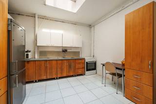 <p><strong>Deze rustige straat ligt nabij </strong>de groene omgeving van "’t Dokske”, een opkomende buurt waar wonen, groene pleintjes, haven en industrie samenvloeien en daardoor vooral jongere koppels aantrekt. Het is ideaal gelegen in de nabijheid van belangrijke invalswegen, het openbaar vervoer, scholen en verschillende parken. Via de fietsbrug bent u op vijf minuutjes van Park Spoor Noord.</p><p><br /></p><p><strong>De indeling van de woning bestaat uit </strong>een inkomhal - een garage - een ruime polyvalente ruimte die nu dienst doet als keuken - apart toilet - een extra compacte keuken met aansluitend een dakterras - een lichtrijke eetkamer - een living - een badkamer - een zeer ruime slaapkamer en een tweede kleine slaapkamer dat ook geschikt kan zijn als bureau.</p><p><br /></p><p><strong>Troeven:</strong> - renovatiepotentieel - garage - dakterras</p>