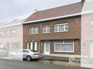RUIME, STEVIGE WONING MET GARAGE EN TUIN TE VLAMERTINGE.DEZE WONING IS ALS VOLGT INGEDEELD: GELIJKVLOERS:INKOMHAL, LEEFRUIMTE, APARTE KEUKEN,...