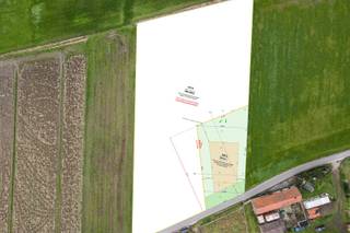 Bent u op zoek naar een uitzonderlijk stuk grond om uw droomwoning te realiseren? Dan is dit unieke perceel precies wat u zoekt. Met een totale oppervlakte van 5.817 m², waarvan 959 m² bouwgrond en 4.858 m² agrarisch gebied, geniet u hier van ruimte, rust en prachtige landelijke vergezichten.<br /><br />Het perceel is bestemd voor de bouw van een alleenstaande nieuwbouwvilla. De bouwmogelijkheden laten een bouwdiepte van 20 meter toe bij één bouwlaag. Kiest u voor een woning met twee bouwlagen, dan bedraagt de maximale bouwdiepte 15 meter op het gelijkvloers en 12 meter op de verdieping.<br /><br />Dankzij de combinatie van bouwgrond met achterliggend agrarisch gebied biedt deze eigendom een bijzonder open en groen karakter, ideaal voor wie houdt van privacy, natuur en een landelijke woonomgeving.<br /><br />Een zeldzame opportuniteit voor wie ruim en rustig wil wonen, met alle mogelijkheden om een prachtige villa te realiseren op een unieke locatie.<br />OU28644