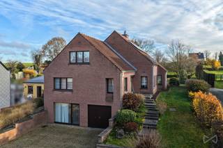 In het groene en vlot bereikbare Bertem vindt u deze charmante en verrassend ruime villa op een prachtig perceel van 22 are 15 ca. De rustige...