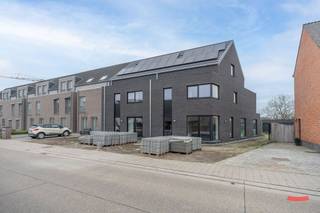 Jep, nieuwbouw is …tja…duur. Daar moeten we niet onnozel over doen. Want die 21% BTW doet het ‘m. En dat heb je niet altijd in de gaten wanneer je een advertentie leest van die stoute makelaars. Maarrrr…deze veel te brave makelaar heeft goed nieuws: dit stulpje kan je namelijk aankopen aan 6% BTW! Als je ‘m koopt voor eigen bewoning, maar ook als je ‘m verhuurt voor lange termijn. (Benieuwd naar de voorwaarden? Vraag het ons!)<br /><br />Dusss…dat is zo maar effe een cadeau voor 15%. Daar kan je al heel wat leuks mee doen, toch? Graag gedaan!<br /><br />Oh, by the way: graag je eigen buren bepalen? Dat kan, want beide woningen zijn te koop. Jij rechts, en jouw BFF links? <br /><br />Indeling:<br />Zullen we links beginnen? Dat is een rijwoning, maar denk vooral niet in hokjes (heb je ‘m?), want deze woning is heerlijk licht en luchtig. Dat zie je meteen al in de inkomhal: een fijne, overzichtelijke binnenstapper met een gastentoilet.<br /><br />Verder komen we in de woonkamer met open keuken. Laat je verrassen door de grote oppervlakte en de trendy, tijdloze afwerking. De keuken is voorzien van alle snufjes, met aansluitend nog een handige bergplaats. Achteraan zit de achterinkom, waar ook de aansluitingen voor wassen en drogen werden voorzien. <br /><br />Op de 1ste verdieping zien we 3 grote slaapkamers, en een badkamer waar je ’s morgens al eens een dansje kan doen. We zien een dubbele wastafel, bad en grote douche.<br /><br />En ook de 2de verdieping werd helemaal afgewerkt. Een open lay-out, waar jij dus helemaal je ding kan doen. Graag een (hele) grote masterbedroom, of liever een kantoor en extra bergruimte? Top!<br /><br />De tuin wordt nog netjes aangelegd, en is ook via de achterzijde bereikbaar. Want hoewel dit een rijwoning is, beschik je wel rechts over een gezamenlijke oprit naar je eigen garage en toegang naar je tuin. <br /><br />De woning rechts is trouwens identiek hetzelfde afgewerkt, met een heel vergelijkbare indeling. Maar die is dus halfopen, in plaats van een rijwoning. En dat voor dezelfde prijs, omdat we in een goeie bui zijn.<br /><br />Graag trouwens beide woningen bezoeken? No problemo!