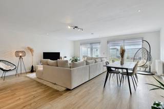 Prêt à vivre au cœur d'Overmere.<br /><br />Découvrez cette maison confortable et cool où les finitions modernes se marient à une atmosphère chaleureuse. <br /><br />Grâce à un label TOP EPC B, à 13 panneaux solaires et à la présence d'une batterie domestique, vous pouvez y bénéficier de très faibles coûts énergétiques. Ajoutez à cela de l'électricité certifiée et vous êtes prêt à 100 % pour un avenir durable.<br /><br />À l'intérieur, la maison offre tout le confort avec un grand espace de vie lumineux avec une cuisine ouverte, un local de rangement pratique pour les fournitures, un lave-linge et un sèche-linge et un garage intérieur. <br />Avec 3 grandes chambres aménagées et 2 salles de bains modernes (pratiquement séparées à l'étage et au rez-de-chaussée, équipées d'une douche à l'italienne et d'une baignoire), il y a beaucoup d'espace.<br /><br />À l'extérieur, vous découvrirez un jardin urbain frais et entièrement clos avec une terrasse. Avec quelques plantations supplémentaires, vous pouvez facilement transformer cet espace extérieur confortable en une véritable oasis de verdure de paix et d'intimité, en plein centre d'Overmere. <br /><br />Déballez simplement vos valises et profitez-en !<br /><br />Avantages :<br /><br />- Économe en énergie : étiquette EPC B + batterie domestique<br />- Conforme à l'électricité<br />- 3 grandes chambres et 2 salles de bain <br />- garage et rangement disponibles<br />- jardin urbain spacieux pouvant servir d'oasis de verdure<br /><br />Registre des mesures: non
