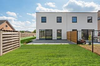 Deze nieuwbouwwoning wordt de komende weken volledig afgewerkt volgens de kenmerken van de linke woning en omvat een inkomhal met gastentoilet, woonkamer, open keuken, berging, 3 slaapkamers, 1 badkamer. Dankzij de moderne architectuur alsook de ecologische waarden hebben deze woningen veel karakter en comfort.<br /><br />Gelijkvloers:<br />Via de inkomhal, voorzien van een gastentoilet met handenwasser, betreedt u de ruime woon- en eetkamer. Grote raampartijen zorgen hier voor een overvloed aan natuurlijk licht. De leefruimte sluit naadloos aan op de volledig uitgeruste keuken met kookeiland en aparte koffiehoek, een echte troef voor liefhebbers van koken en gezellig samenzijn. Aansluitend bevindt zich een ruimte, praktische bering/ wasplaats. <br /><br />Eerste verdieping:<br />Op de eerste verdieping bevinden zich drie volwaardige slaapkamers, waaronder een ruime masterbedroom. De moderne badkamer is uitgerust met een ligbad, inloopdouche en dubbele wastafel in meubel. Daarnaast vindt u op deze verdieping een apart tweede toilet en een ruime nachthal, waar u indien gewenst ingemaakte kasten kan voorzien.<br /><br />Buitenruimte:<br />De tuin werd aangelegd met een ingezaaid gazon, siergrassen en een mooi zonneterras. De oprit is smaakvol uitgevoerd in grind en biedt een verzorgde, uitnodigende uitstraling. <br /><br />Prijs is exclusief notariskosten, exclusief btw (21%) op constructieaandeel (305.000 EUR) en exclusief registratierechten (12%) op grondaandeel (161.000 EUR). <br /><br />Buitengewone kenmerken:<br />- Bouwjaar 2026<br />- E-peil: -11<br />- Vloerverwarming<br />- Warmtepomp (lucht/water)<br />- 12 zonnepanelen<br />- Houtskeletbouw<br />- Hoogwaardige afwerking<br />- Praktische indeling en royale lichtinval