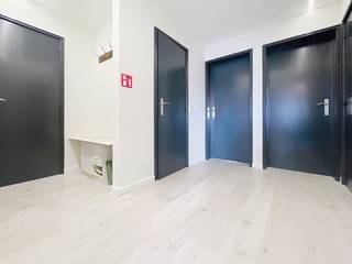 Situé à seulement 200 mètres de la plage, cet appartement moderne à louer allie confort, espace et fonctionnalité. Idéal pour ceux qui veulent vivre près de la mer tout en restant entièrement équipés.<br /><br />L'appartement comprend :<br />-Hall d'entrée spacieux<br />-Espace de vie lumineux<br />-Cuisine ouverte avec appareils électroménagers.<br />-Grande terrasse couverte <br />-Deux chambres <br />-Salle de bain avec douche, lavabo et branchement pour machine à laver<br />-Toilettes séparées.<br />-Espace de rangement supplémentaire au rez-de-chaussée et jardin partagé pour le rangement et la détente.<br />-Double garage box avec place de parking privée devant le bâtiment.<br /><br />Un confort économe en énergie grâce aux pompes à chaleur existantes.<br /><br />Option supplémentaire : l'appartement peut être loué meublé, prêt à emménager pour ceux qui veulent en profiter immédiatement.<br /><br />Situation : à seulement 200 mètres de la plage, à proximité des commerces, des transports en commun et des activités de loisirs. Cet appartement est parfait pour les familles, les couples ou les professionnels qui allient vie en bord de mer et confort moderne.<br /><br />Vous êtes intéressé par cette propriété à louer à Ostende ?<br />Accédez au site www.dewaele.com<br />, cliquez sur le bien que vous souhaitez louer. À l'aide du bouton rouge « demandez votre visite », nous vous demandons de remplir brièvement un profil. Ensuite, nous vous contacterons pour une visite. Les rendez-vous ne peuvent pas être pris par téléphone.