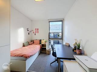 Deze moderne studentenunit is gelegen in de Vlasgaardstraat 60 te Gent, op een centrale en strategische locatie op fietsafstand van verschillende faculteiten van de Universiteit Gent en diverse hogescholen. Dankzij de uitstekende ligging vormt deze unit een interessante opportuniteit voor ouders van studerende kinderen, maar ook voor investeerders die op zoek zijn naar een verhuurinvestering in de Gentse studentenmarkt.<br /><br />Het studentengebouw is praktisch en eigentijds ingericht. De gemeenschappelijke delen beschikken over sanitaire voorzieningen, toiletten, keukens en een fietsenstalling, waardoor de bewoners kunnen genieten van alle nodige faciliteiten binnen het gebouw.<br /><br />Er is een gemeenschappelijke tuin en overdekte fietsenstalling aanwezig, afgesloten met een automatische poort met toegangscode.<br /><br />De studio wordt momenteel verhuurd aan € 496,49 per maand en biedt hierdoor een onmiddellijke verhuuropbrengst voor de nieuwe eigenaar. De combinatie van de centrale ligging, de nabijheid van onderwijsinstellingen en de huidige verhuur maakt dit een interessante investering in studentenhuisvesting in Gent.<br /><br />Wenst u meer info en/of een bezoek? Contacteer dan Benjamin De Wit of Philippe Claesens (0473970880 / 0474823144 - benjamin@rosseel.be / philippe@rosseel.be)