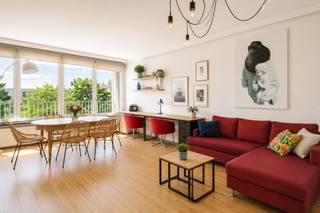 <strong>LIGGING </strong><br /><br /><strong>Gelegen op een toplocatie nabij het historische centrum en station Gent-Sint-Pieters geniet u van alle voordelen van het stadsleven, terwijl u omringd wordt door verrassend veel groen.<br /></strong><br />Het Bellevuepark en het E3-park liggen vlakbij en vormen de ideale plek om te wandelen, sporten of tot rust te komen.<br />Bovendien wordt de residentie binnenkort verrijkt met een volledig nieuwe groenaanleg vooraan, waardoor u dagelijks geniet van een aangename woonomgeving.<br />Verder bevinden winkels, scholen, horeca, openbaar vervoer en belangrijke invalswegen zich op wandel- en fietsafstand, wat zorgt voor een uitzonderlijk wooncomfort. <strong>MOBISCORE: 9,5/10!</strong><br /><br />De residentie onderging de voorbije jaren een grondige renovatie met geïsoleerde gevels en ruime terrassen, wat niet alleen de uitstraling maar ook de energieprestaties aanzienlijk verbetert.<br /><br /><strong>INDELING</strong><br /><br />Binnenin verwelkomt de inkomhal met vestiaire u in een lichtrijke leefruimte waar grote raampartijen zorgen voor een uitzonderlijk ruimtelijk gevoel.<br />De ruime keuken en 2 van de 3 slaapkamers geven rechtstreeks toegang tot het vernieuwde en groot terras.<br />Verder beschikt het appartement over een douchekamer met gastentoilet, een praktische berging en een badkamer met ligbad en dubbele wastafel.<br /><br />Een gemeenschappelijke fietsenberging en de mogelijkheid tot aankoop van een ondergrondse private garagebox (€ 28 000) maken het plaatje compleet.<br /><br />Contacteer Kevin: <strong>0476 66 55 50</strong><br />(Sommige beelden zijn referentiebeelden, oppervlakten geraamd)