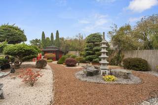 Située dans un quartier calme et résidentiel du charmant village de Templeuve, cette spacieuse villa de 2007 construite avec des matériaux de qualité se compose comme ceci : <br /><br />Au rez-de-chaussée : Un hall d'entrée avec escalier apparent desservant une première chambre à coucher, un WC séparé ainsi qu'une grande et lumineuse pièce de vie de près de 70m² comprenant séjour, salle à manger et une cuisine entièrement équipée. On y retrouve également deux chambres complémentaires, une salle de bains avec douche et baignoire, une buanderie avec accès au garage.<br /><br />A l'étage : Des combles aménagées offrant de nombreuses possibilités dont celle de chambres complémentaires. <br /><br />L'extérieur se compose d'une terrasse, d'un magnifique jardin japonais idéalement orienté et parfaitement entretenu et de places de parking privatives en façade. <br /><br />A visiter sans tarder. <br /><br />TECHNIQUE : Chauffage central au gaz de ville, châssis PVC DV, feu au bois, citerne d'eau de pluie (10.000L), 11 panneaux photovoltaïques , système d'alarme.