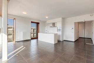 Dit recent hoekappartement (96m²) te koop in Waregem is gelegen in de Residentie Boekerij. Het appartement beschikt over twee kamers en een terras met prachtig uitzicht op het Boekenplein. Het appartement omvat tevens een ondergrondse parkeerplaats en een praktische berging. <br /><br />INDELING<br /><br />Inkomhal - apart gastentoilet - lichtrijke leefruimte met open ingerichte keuken (spoelbak, oven, kookplaten met dampkap, koelkast en vaatwasmachine) - aparte berging (aansluiting wasmachine/droogkast)- terras met uitzicht op het plein aan de bibliotheek - slaapkamer 1 - slaapkamer 2 - badkamer (toilet, inloopdouche en badkamermeubel)<br /><br />*  ondergrondse autostaanplaats en kelderberging  (5,5m²) verplicht aan te kopen €25.000<br /><br />ALGEMENE INFO<br /><br />- CV gas<br />- Dubbele beglazing (houten ramen)<br />- Rolstoeltoegankelijk<br />- 4e verdieping<br />- Fietsenstalling<br /><br />TROEVEN<br /><br />- Recent appartement<br />- Toplocatie<br />- Prachtig uitzicht<br /><br />Deze AI-visualisaties zijn bedoeld als inspiratie. Er werd geen rekening gehouden met technische specificaties, stedenbouwkundige voorschriften of de concrete mogelijkheden tot realisatie.<br /><br />Bestuursmaatregelen in het maatregelenregister: nee