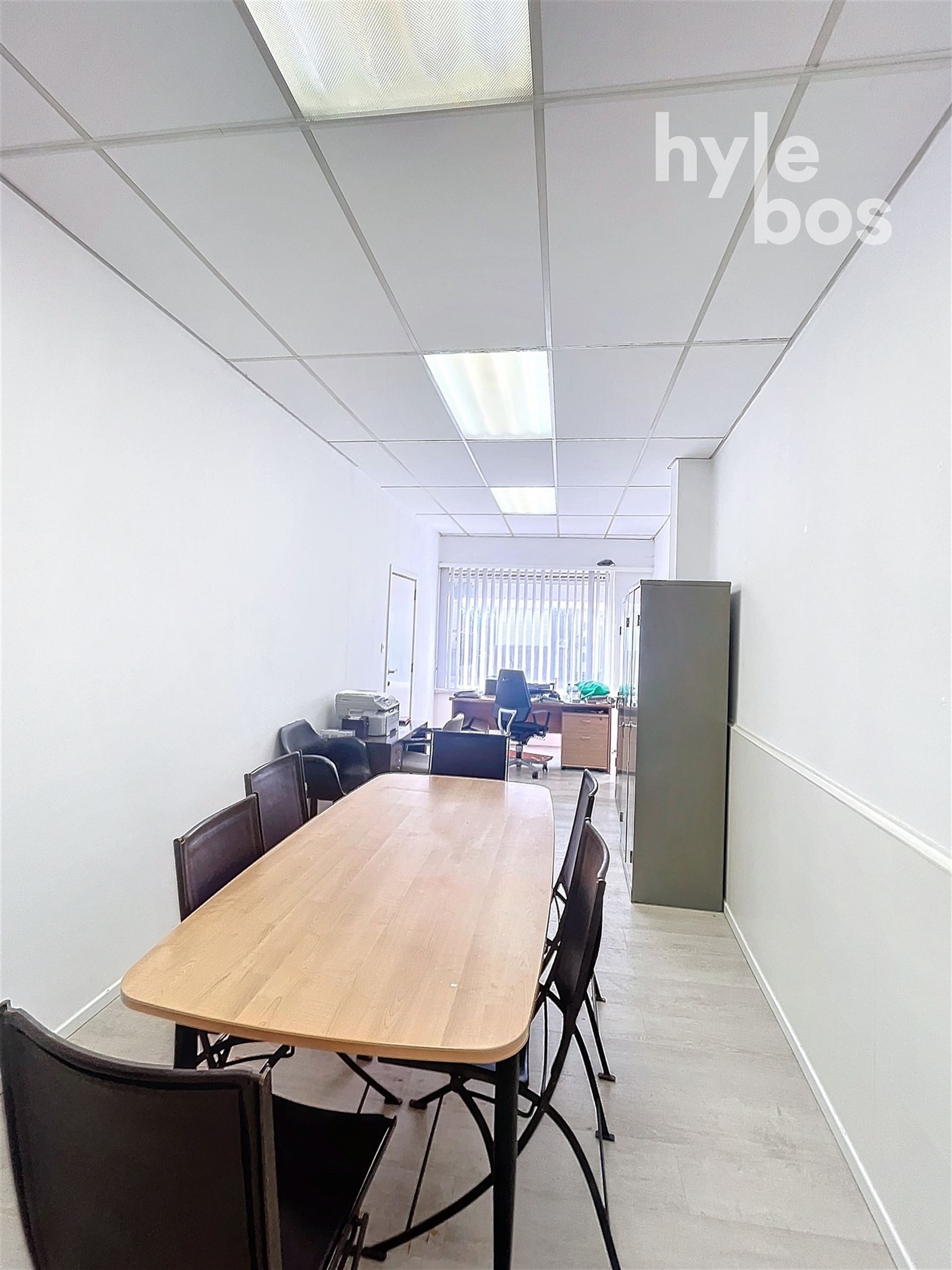 Espace de bureau au rez-de-chaussée avec kitchenette et toilettes - photo 4